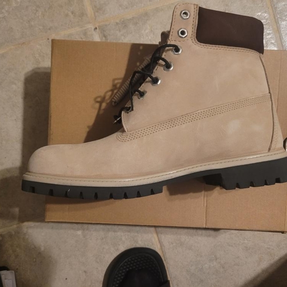 New Timberland boots - Picture 2 of 4
